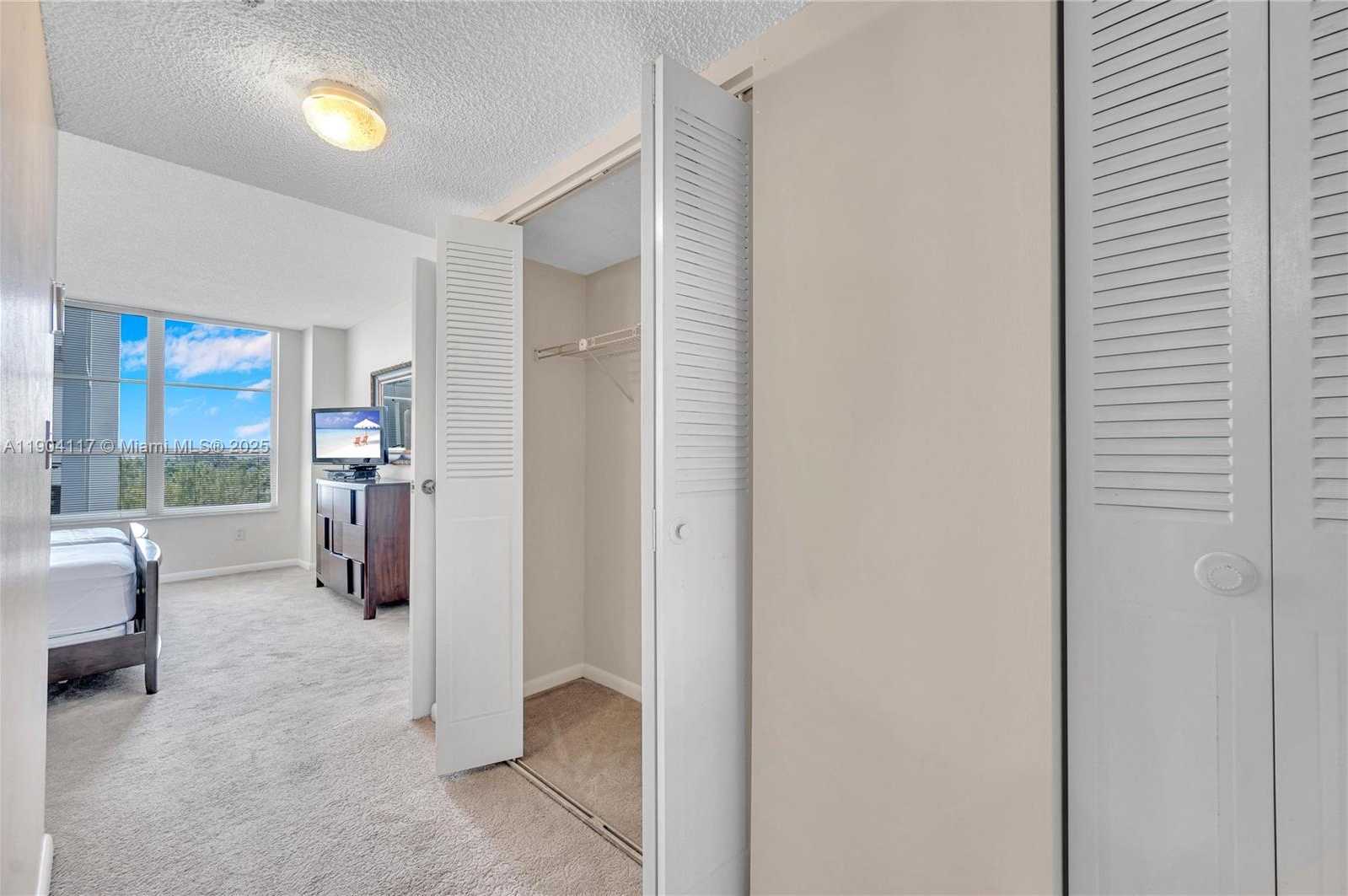 Small Image of 4101 PINE TREE DR #707, Miami Beach Number 15