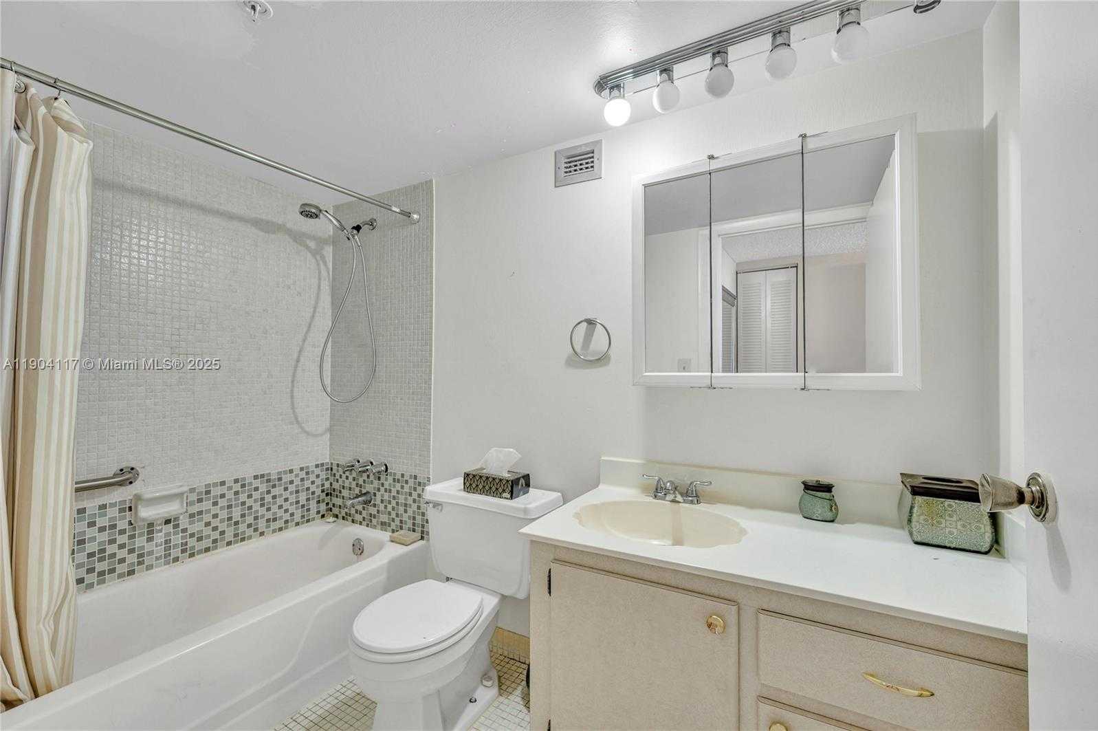 Small Image of 4101 PINE TREE DR #707, Miami Beach Number 16