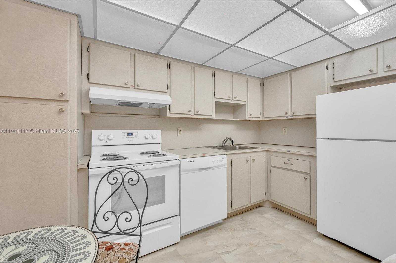 Small Image of 4101 PINE TREE DR #707, Miami Beach Number 8