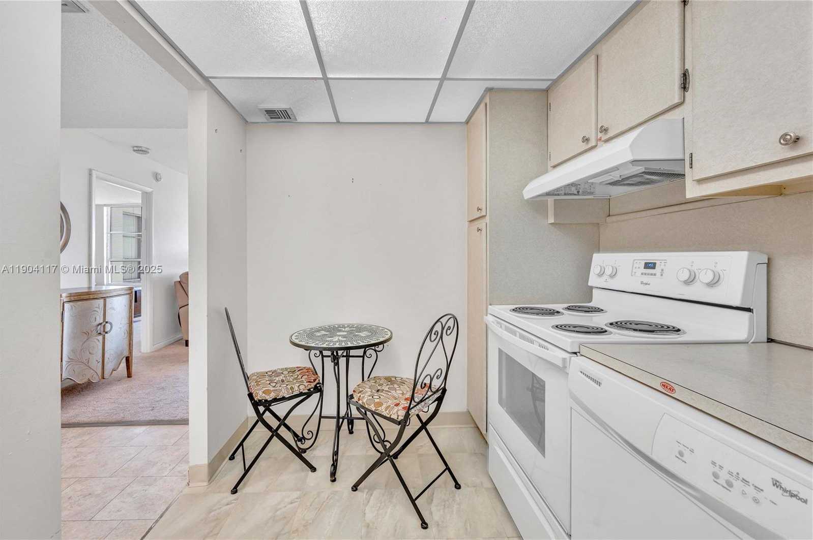 Small Image of 4101 PINE TREE DR #707, Miami Beach Number 9