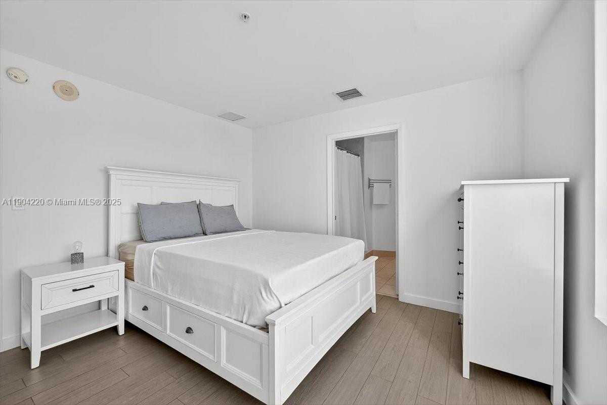 Small Image of 1900 NORTH BAYSHORE DR #1518, Miami Number 29