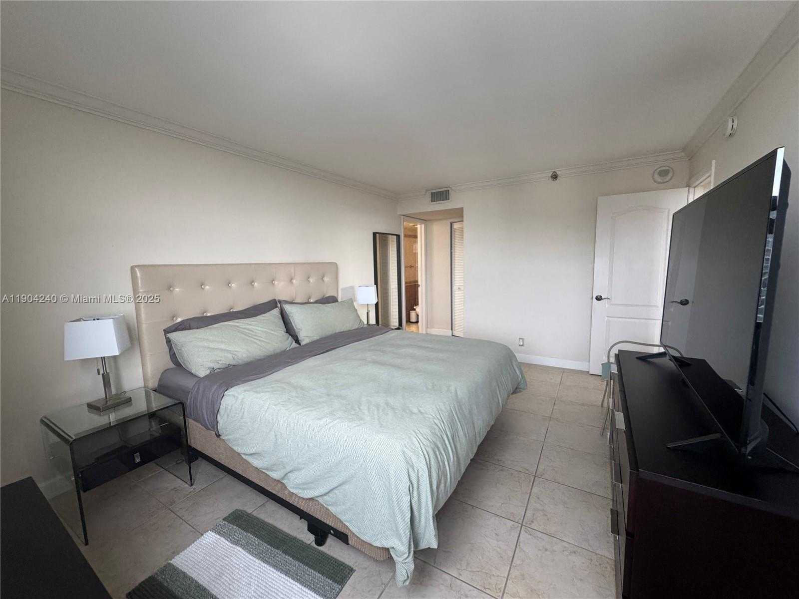 Small Image of 2555 COLLINS AVE #2002, Miami Beach Number 28