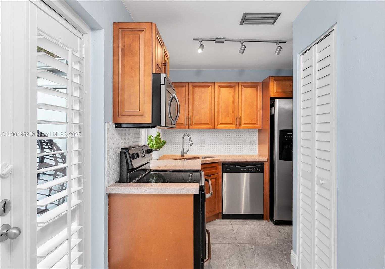 Small Image of 1568 SPRINGSIDE DR #1568, Weston Number 22