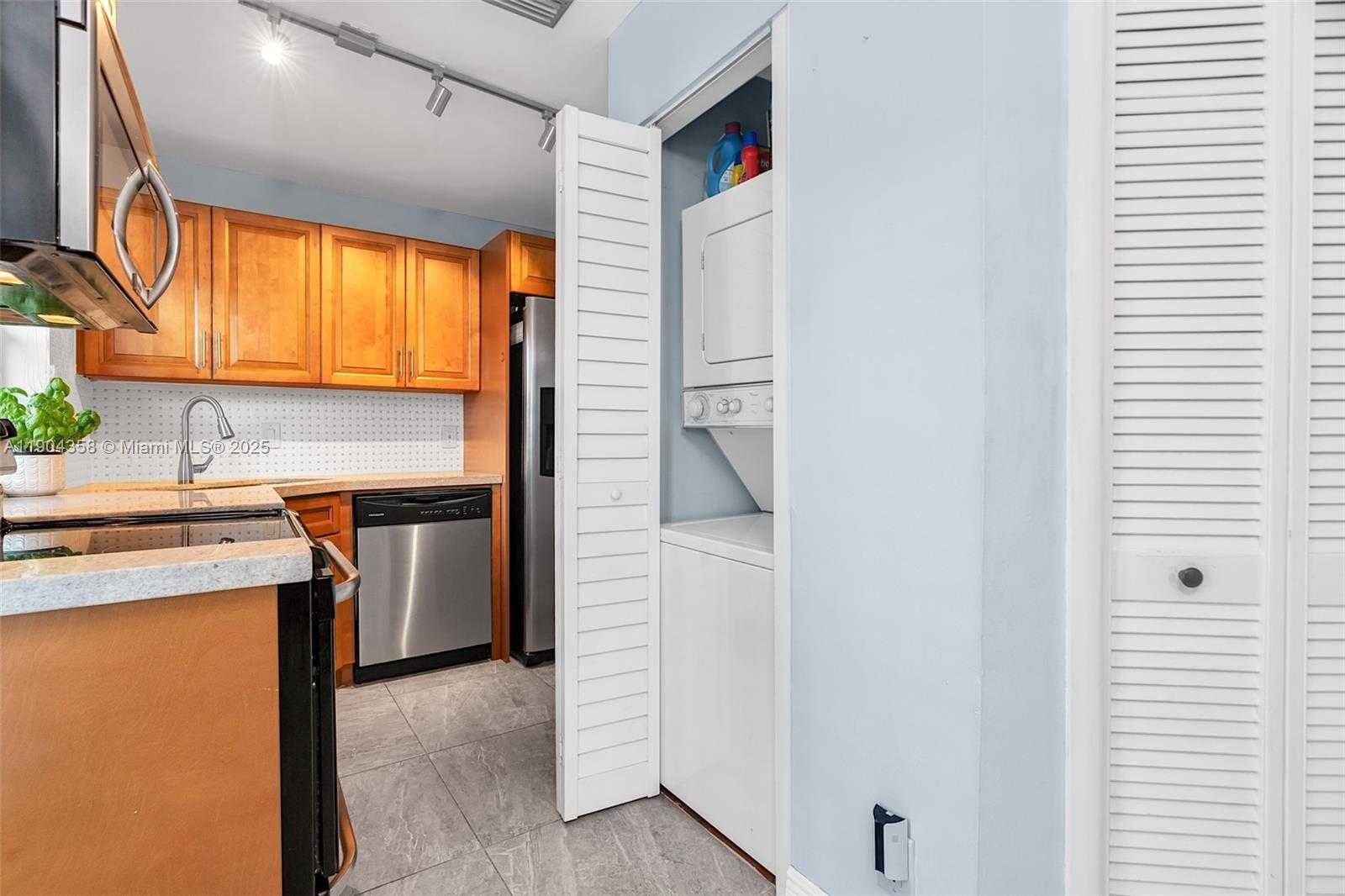 Small Image of 1568 SPRINGSIDE DR #1568, Weston Number 23