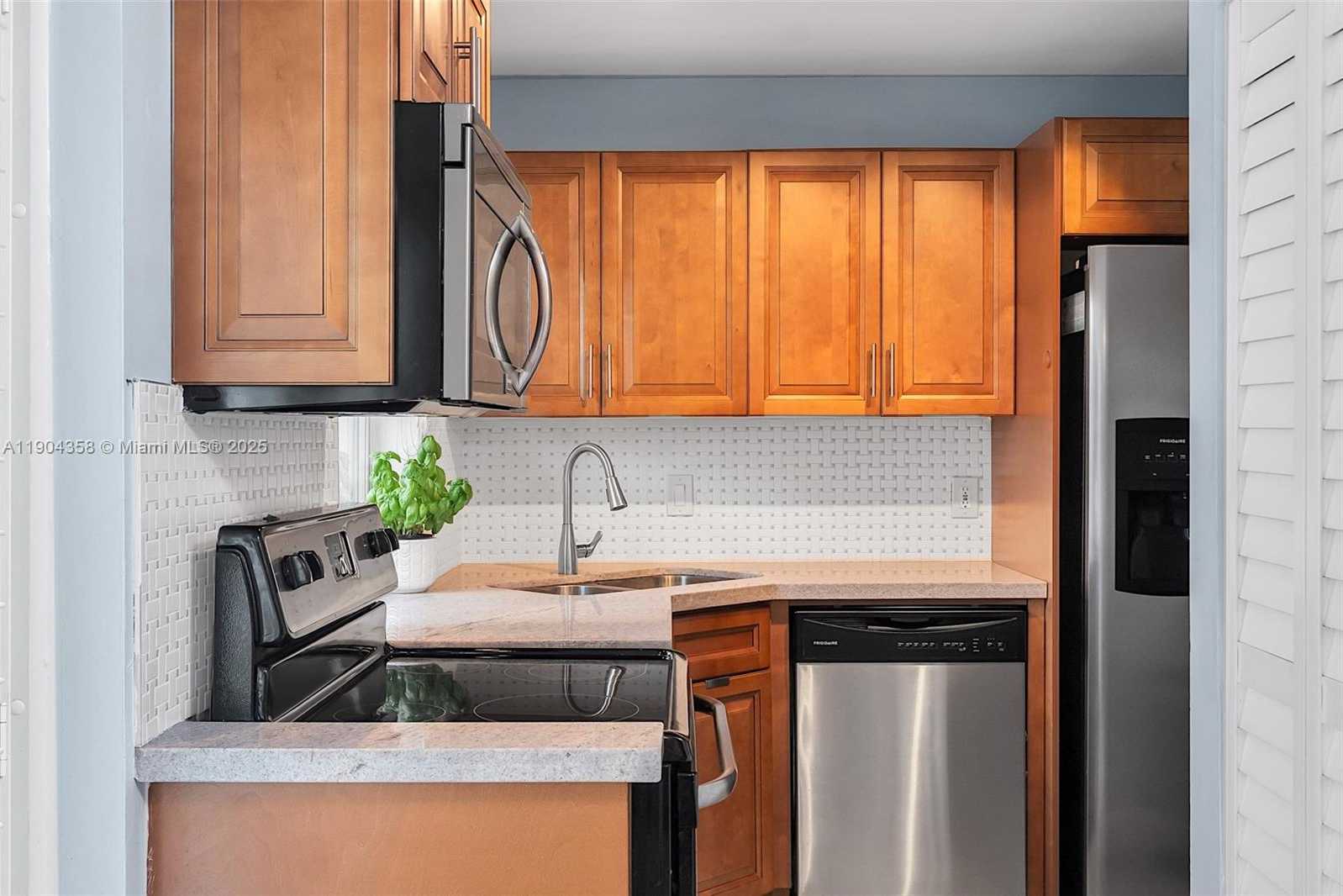 Small Image of 1568 SPRINGSIDE DR #1568, Weston Number 24