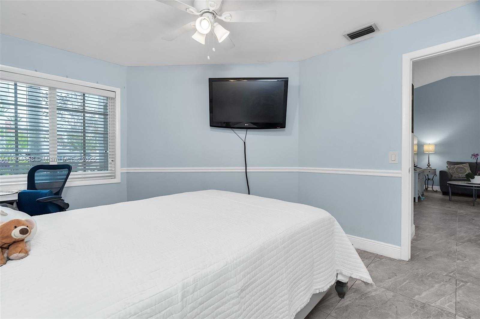 Small Image of 1568 SPRINGSIDE DR #1568, Weston Number 34