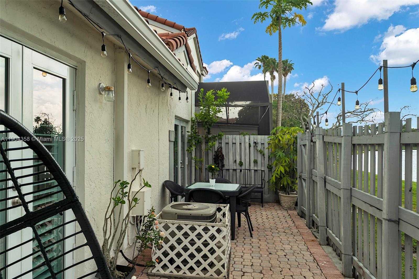 Small Image of 1568 SPRINGSIDE DR #1568, Weston Number 41