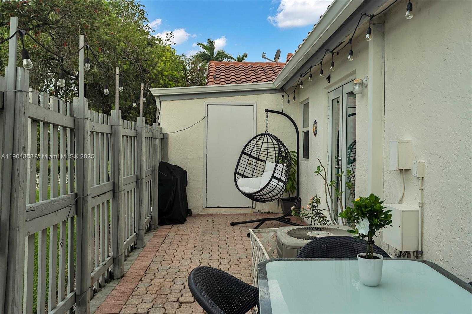 Small Image of 1568 SPRINGSIDE DR #1568, Weston Number 42