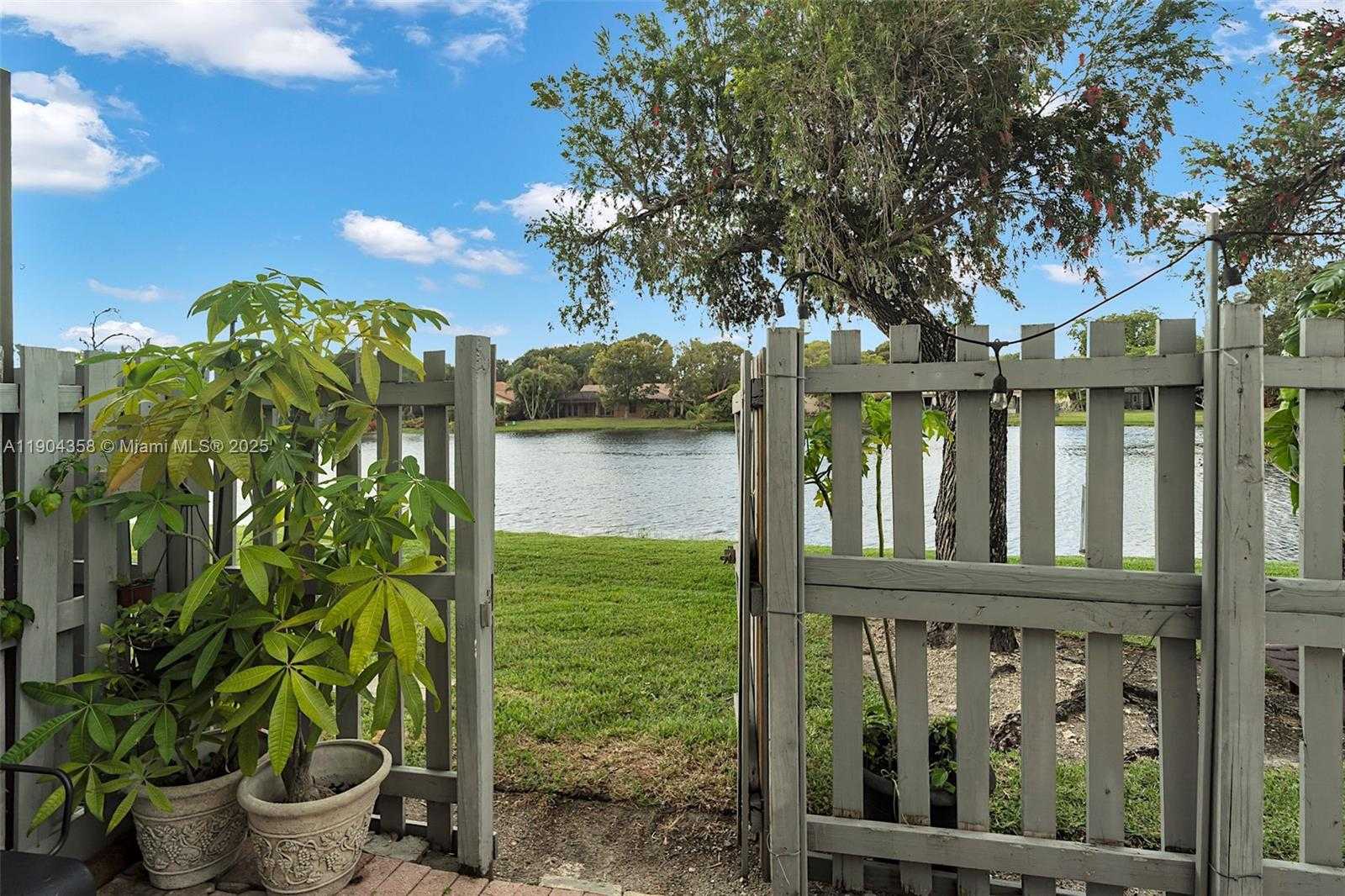 Small Image of 1568 SPRINGSIDE DR #1568, Weston Number 44