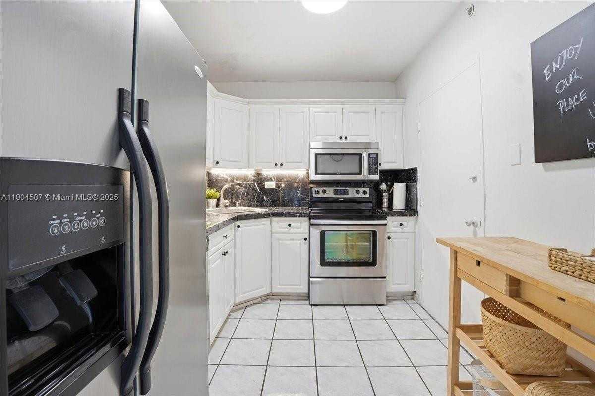Small Image of 5601 COLLINS AVE #1517, Miami Beach Number 11