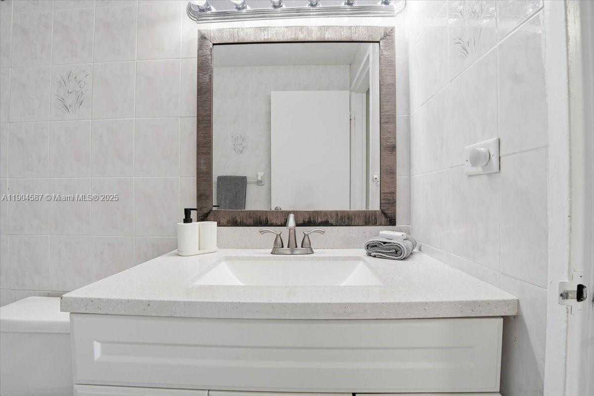 Small Image of 5601 COLLINS AVE #1517, Miami Beach Number 13