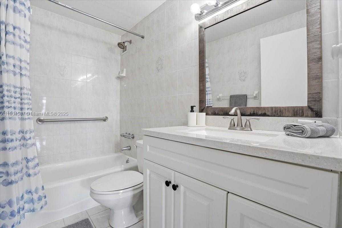 Small Image of 5601 COLLINS AVE #1517, Miami Beach Number 14