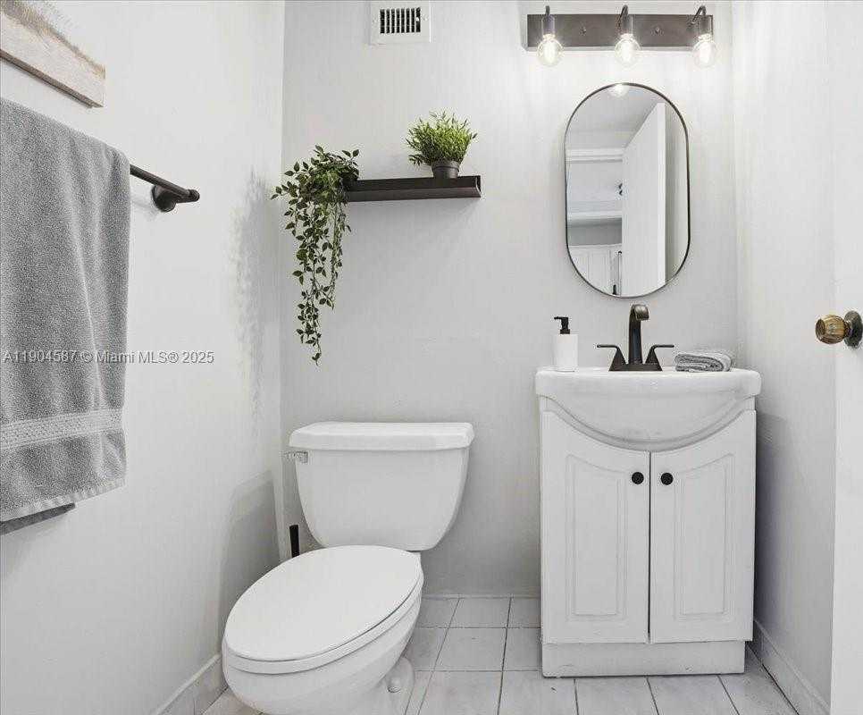 Small Image of 5601 COLLINS AVE #1517, Miami Beach Number 15