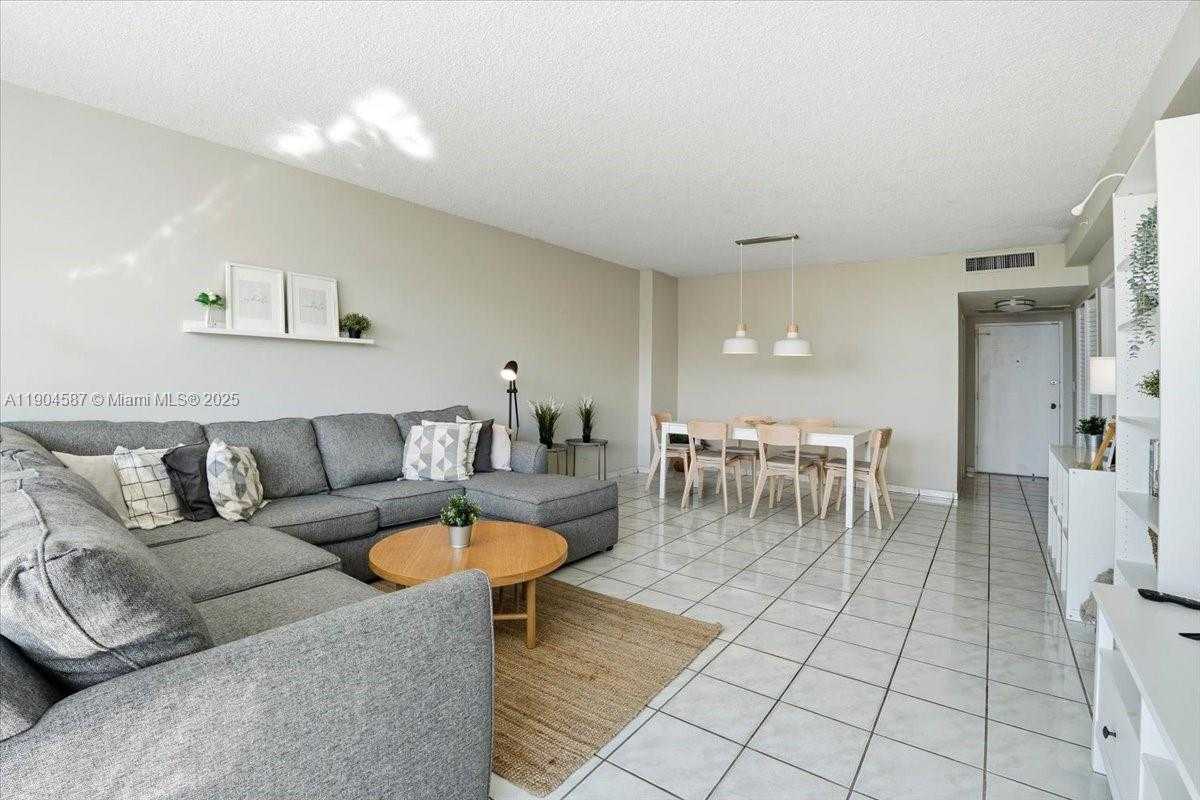 Small Image of 5601 COLLINS AVE #1517, Miami Beach Number 4