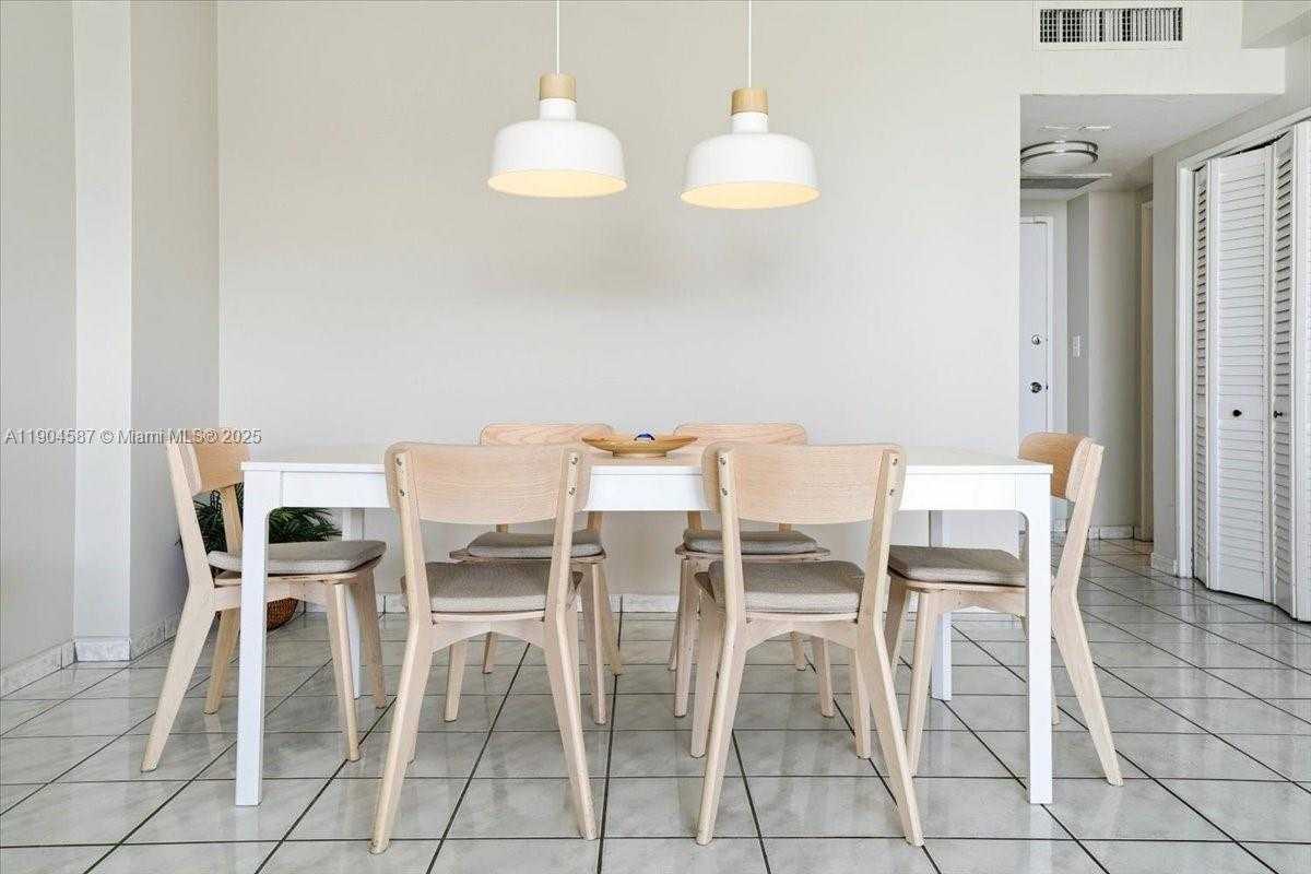 Small Image of 5601 COLLINS AVE #1517, Miami Beach Number 6