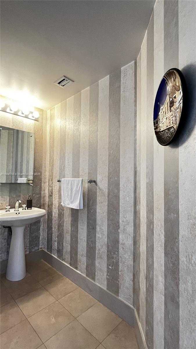 Small Image of 21150 POINT PL #1202, Aventura Number 20