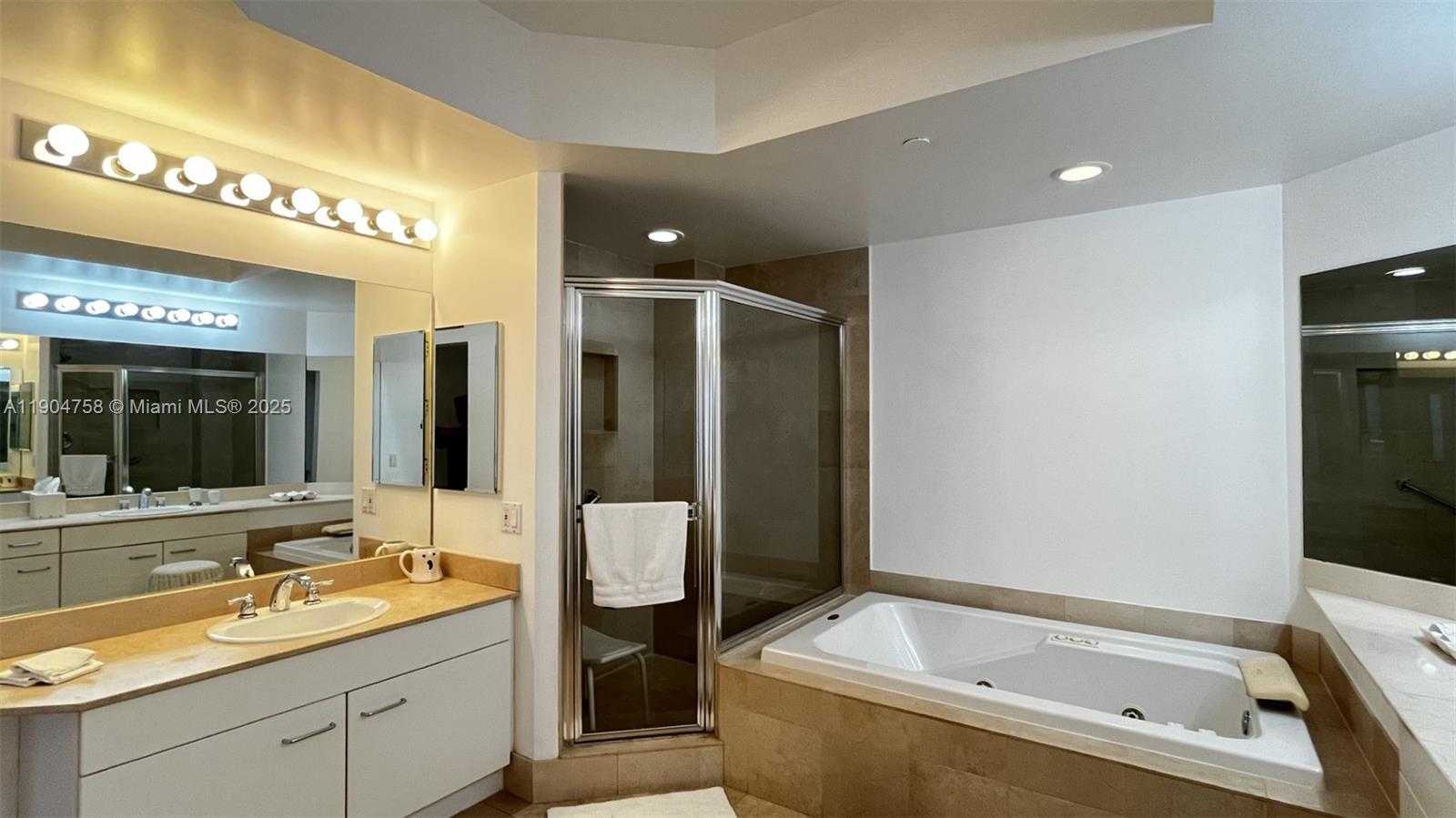 Small Image of 21150 POINT PL #1202, Aventura Number 22