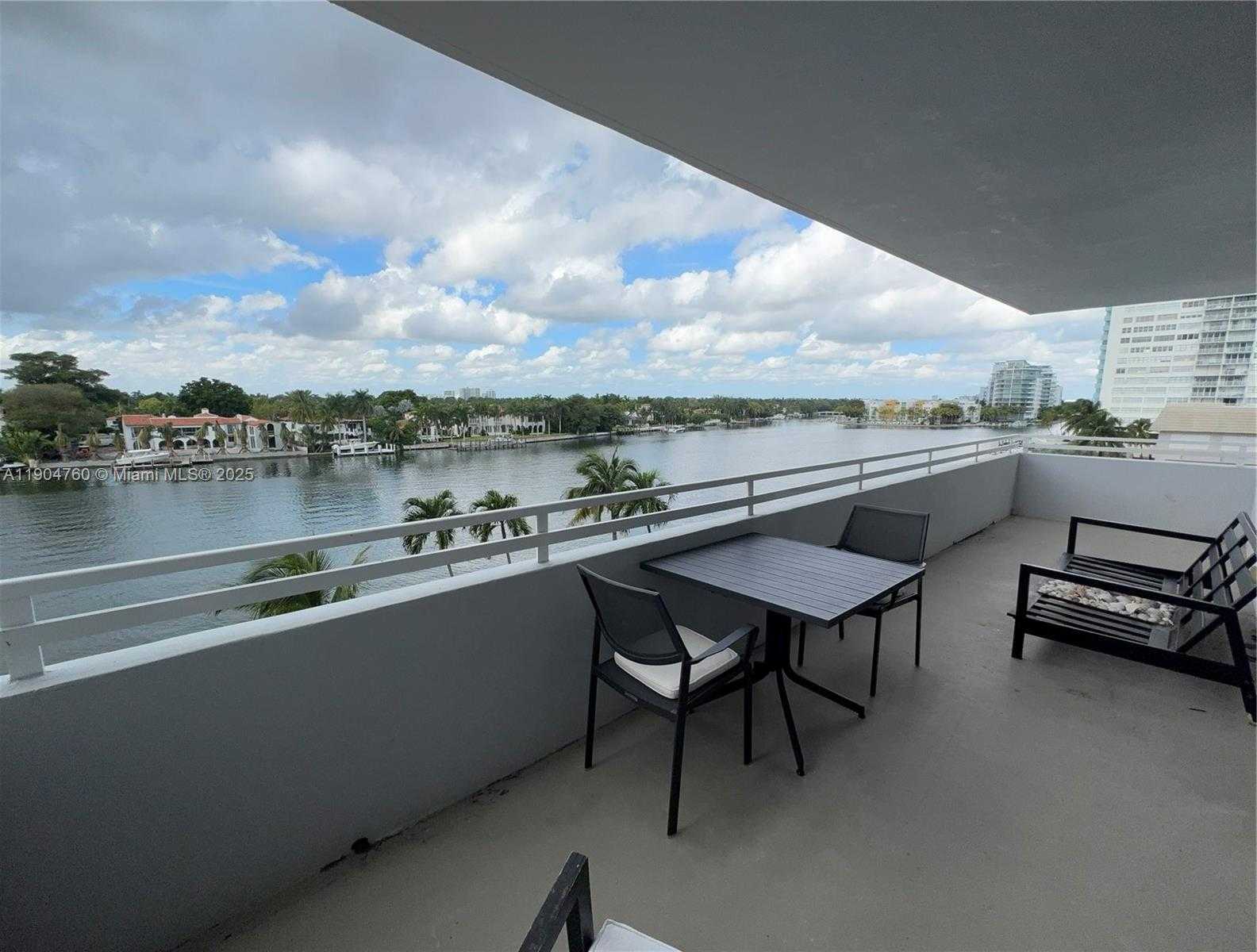 Small Image of 5700 COLLINS AVE #5L, Miami Beach Number 25