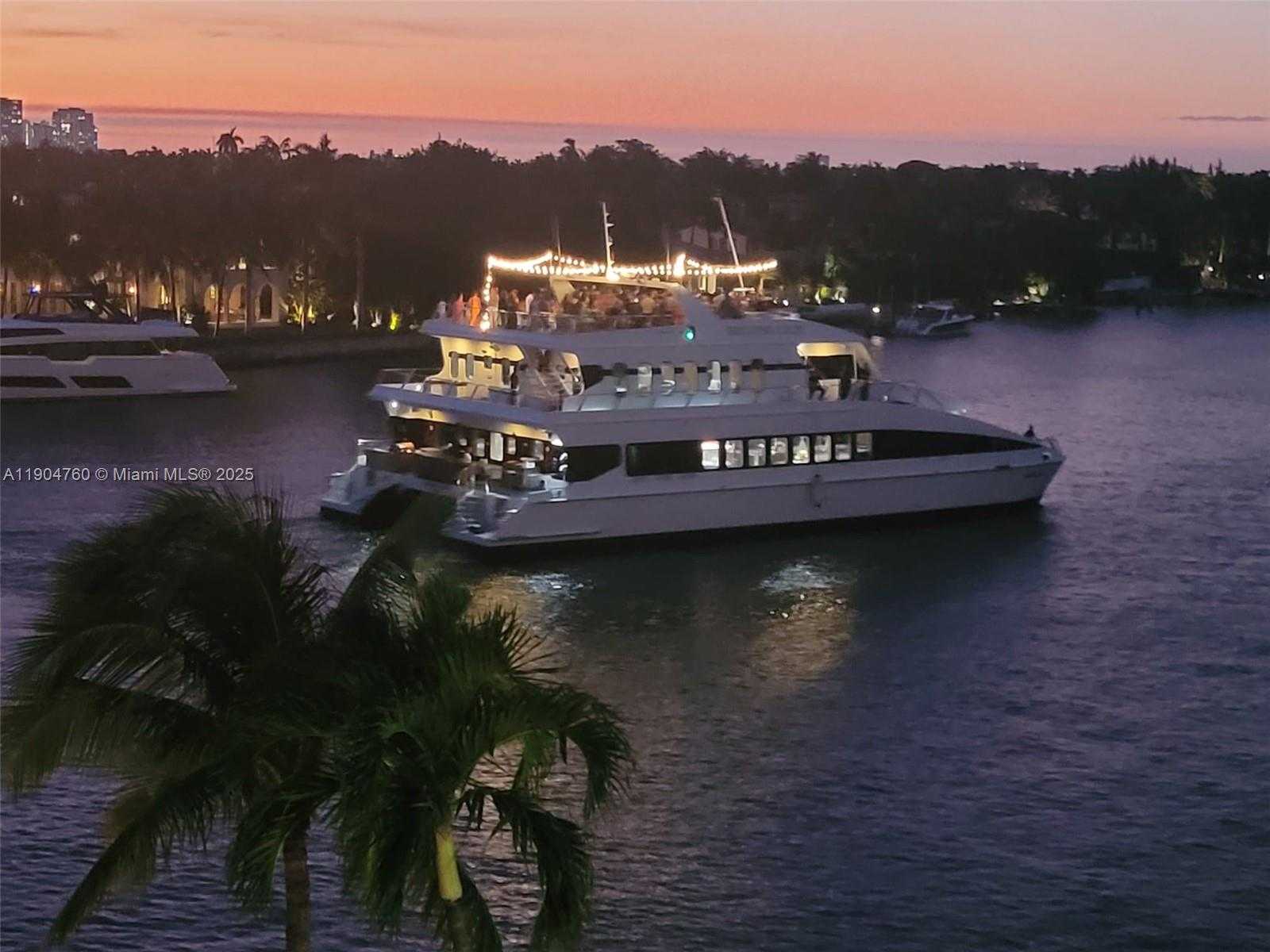 Small Image of 5700 COLLINS AVE #5L, Miami Beach Number 3