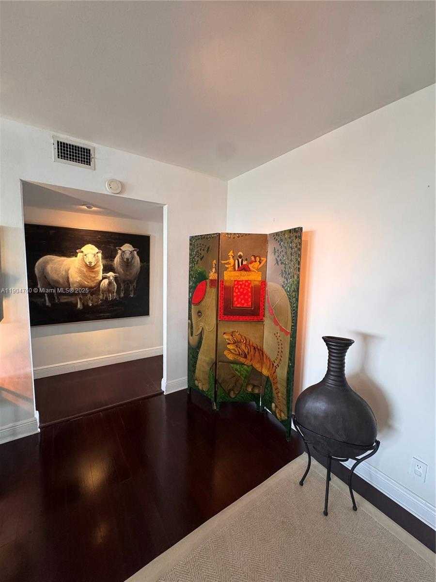 Small Image of 5700 COLLINS AVE #5L, Miami Beach Number 7