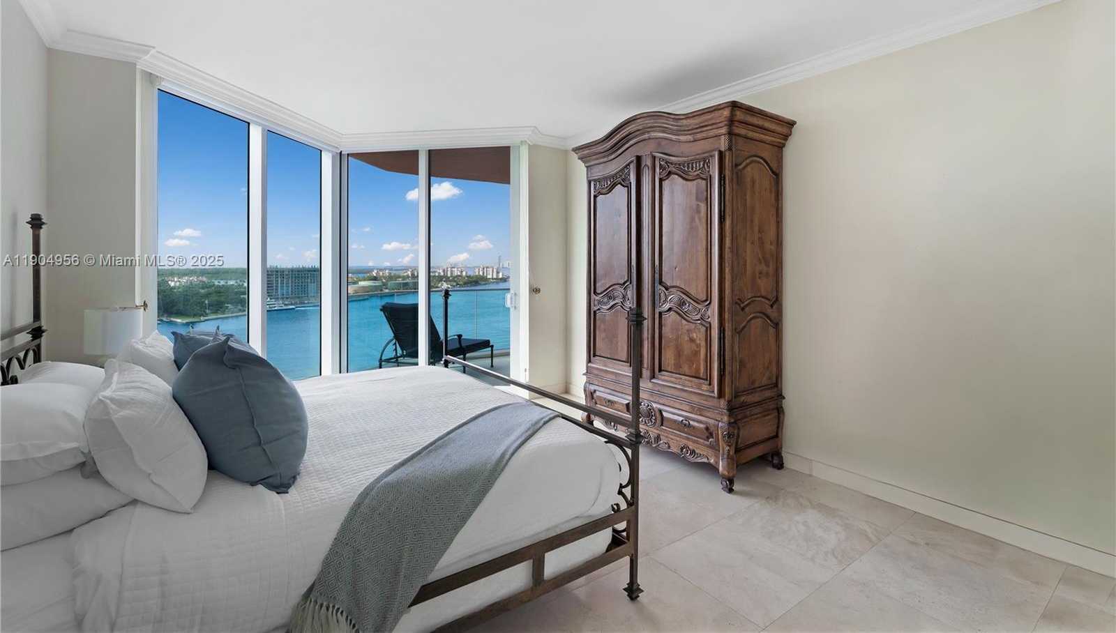 Small Image of 300 SOUTH POINTE DR #1603, Miami Beach Number 4