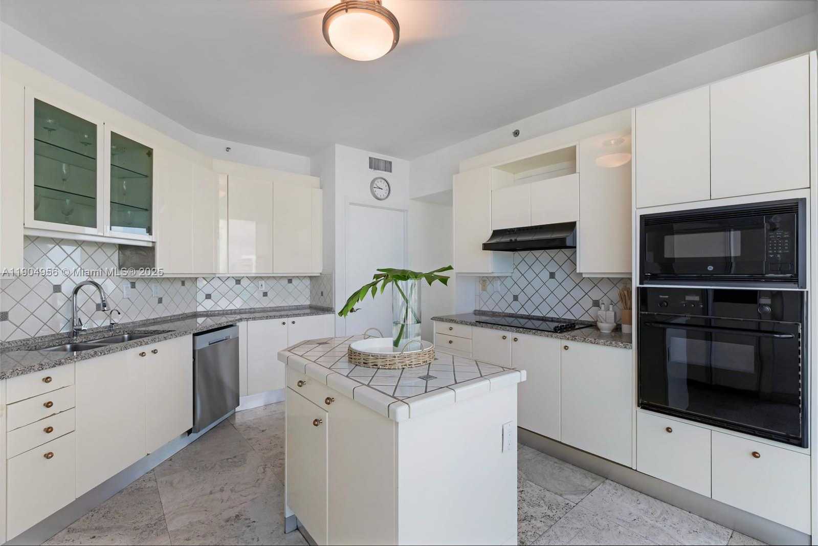 Small Image of 300 SOUTH POINTE DR #1603, Miami Beach Number 42