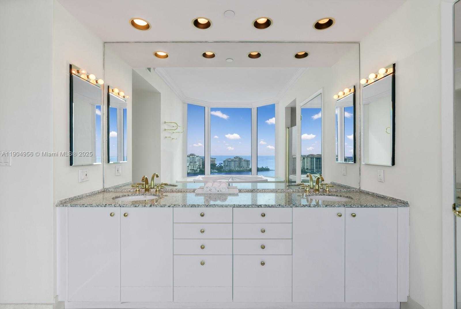 Small Image of 300 SOUTH POINTE DR #1603, Miami Beach Number 5