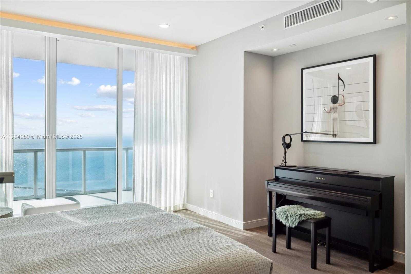 Small Image of 100 SOUTH POINTE DR #3203, Miami Beach Number 22
