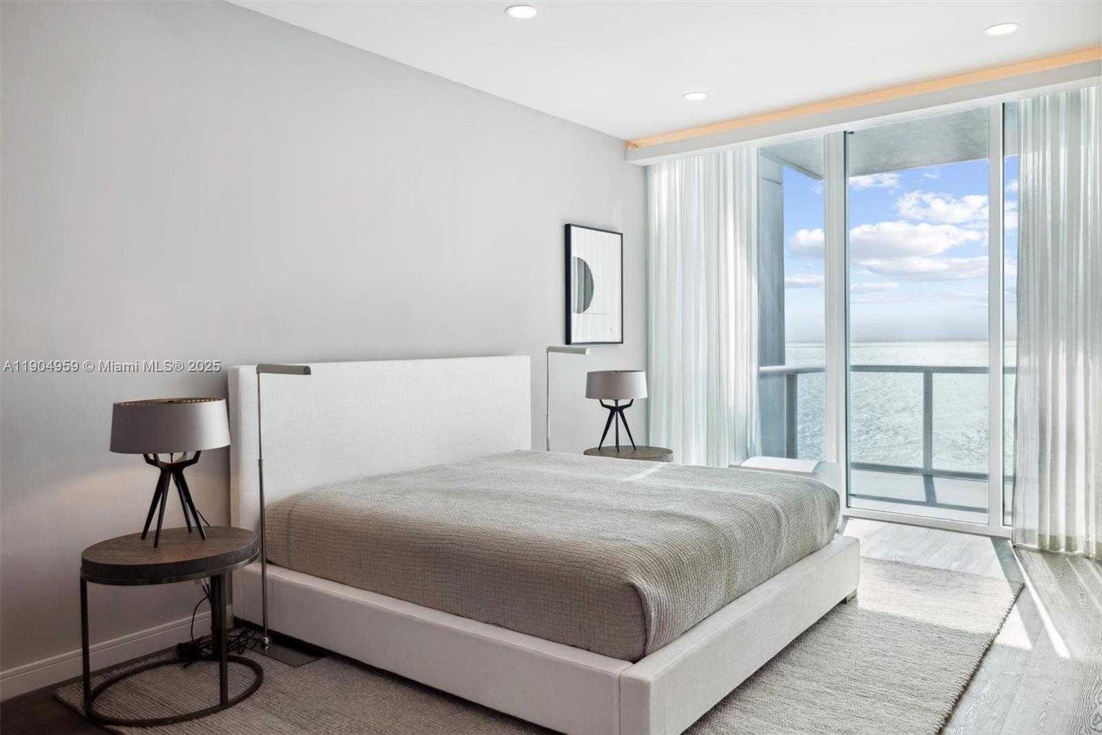 Small Image of 100 SOUTH POINTE DR #3203, Miami Beach Number 24