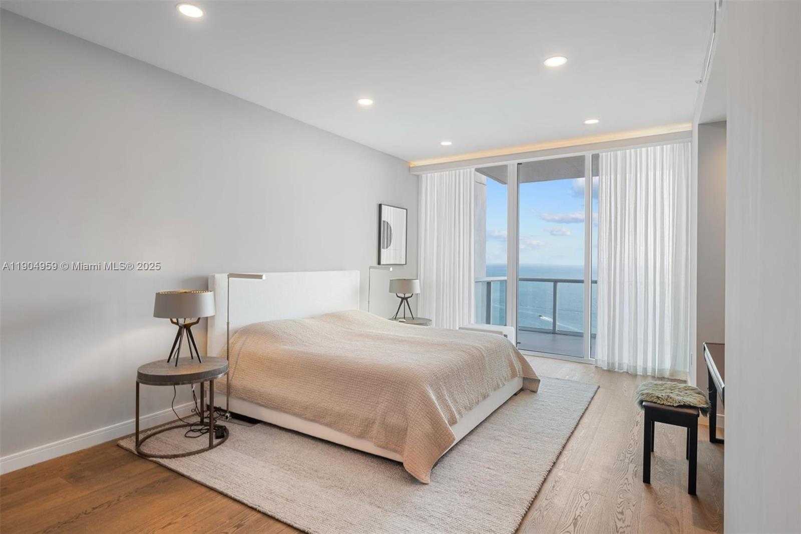 Small Image of 100 SOUTH POINTE DR #3203, Miami Beach Number 25