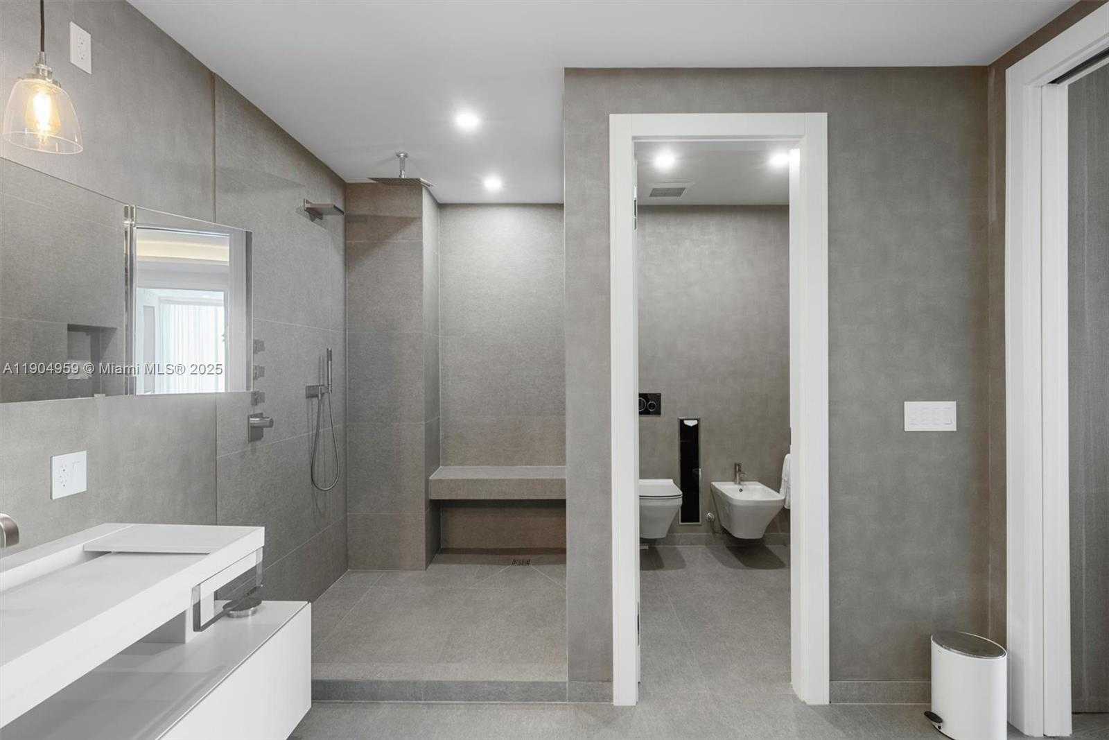 Small Image of 100 SOUTH POINTE DR #3203, Miami Beach Number 31