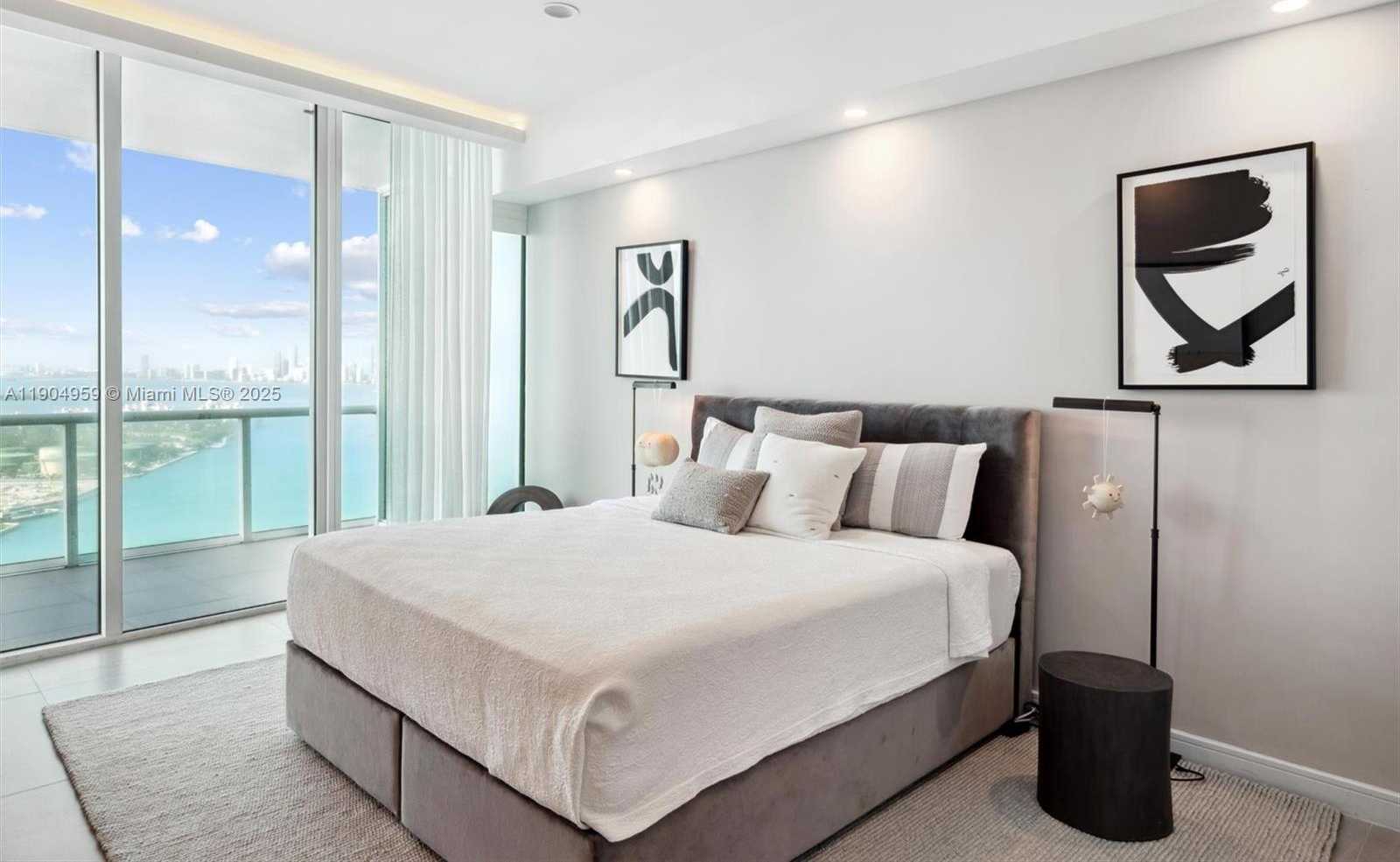 Small Image of 100 SOUTH POINTE DR #3203, Miami Beach Number 33