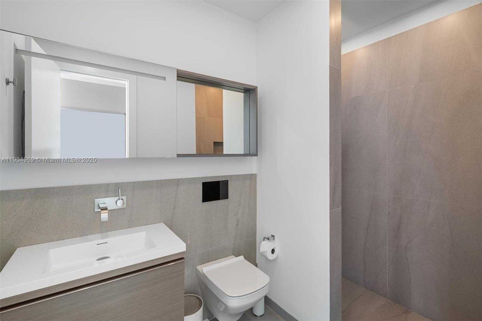 Small Image of 100 SOUTH POINTE DR #3203, Miami Beach Number 34