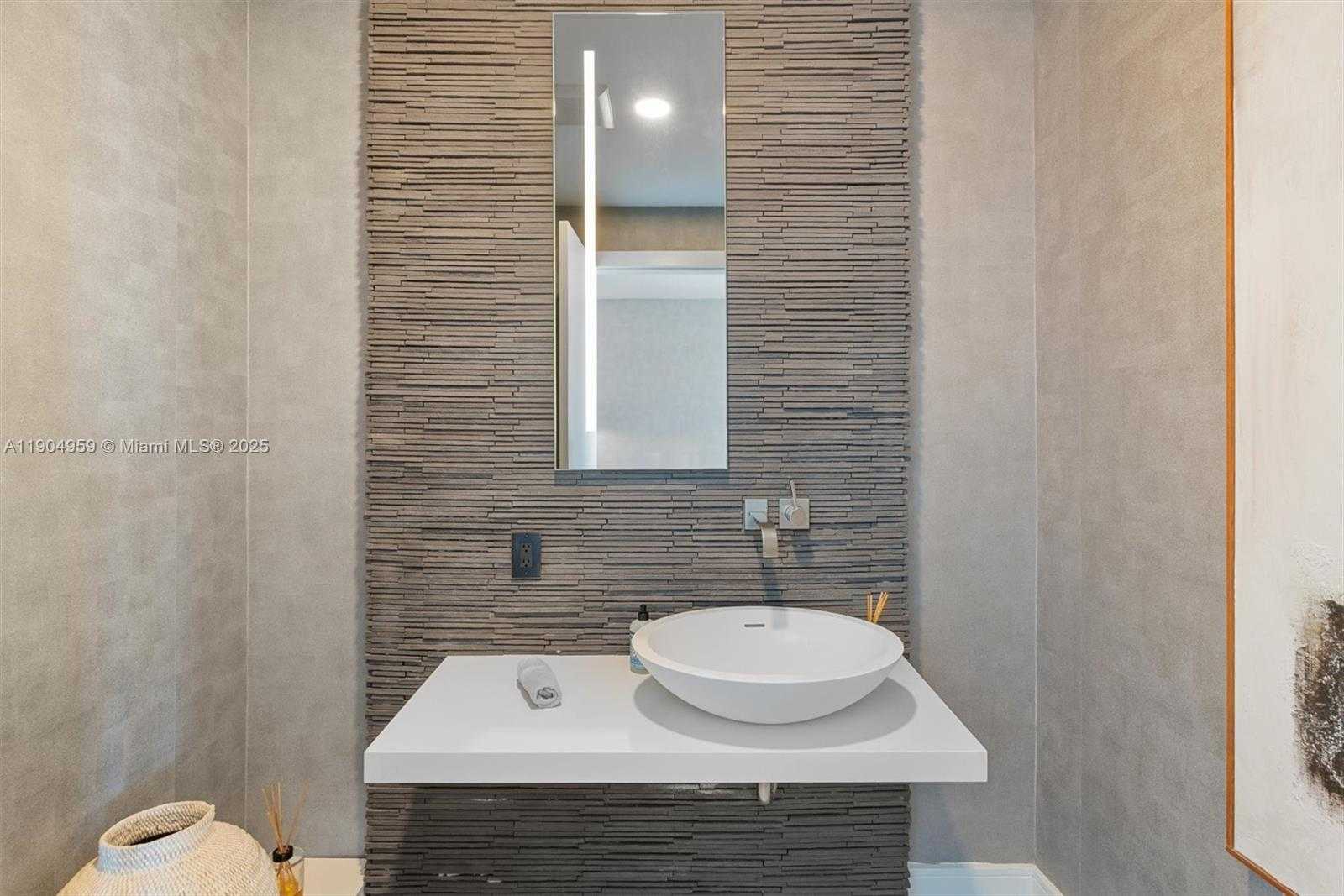 Small Image of 100 SOUTH POINTE DR #3203, Miami Beach Number 40