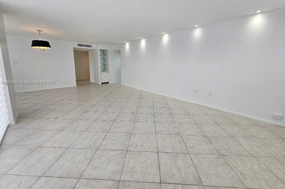 Small Image of 18041 BISCAYNE BLVD #204, Aventura Number 12