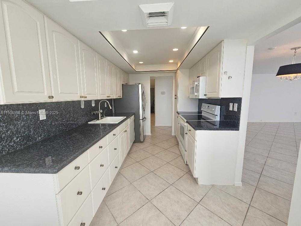 Small Image of 18041 BISCAYNE BLVD #204, Aventura Number 2