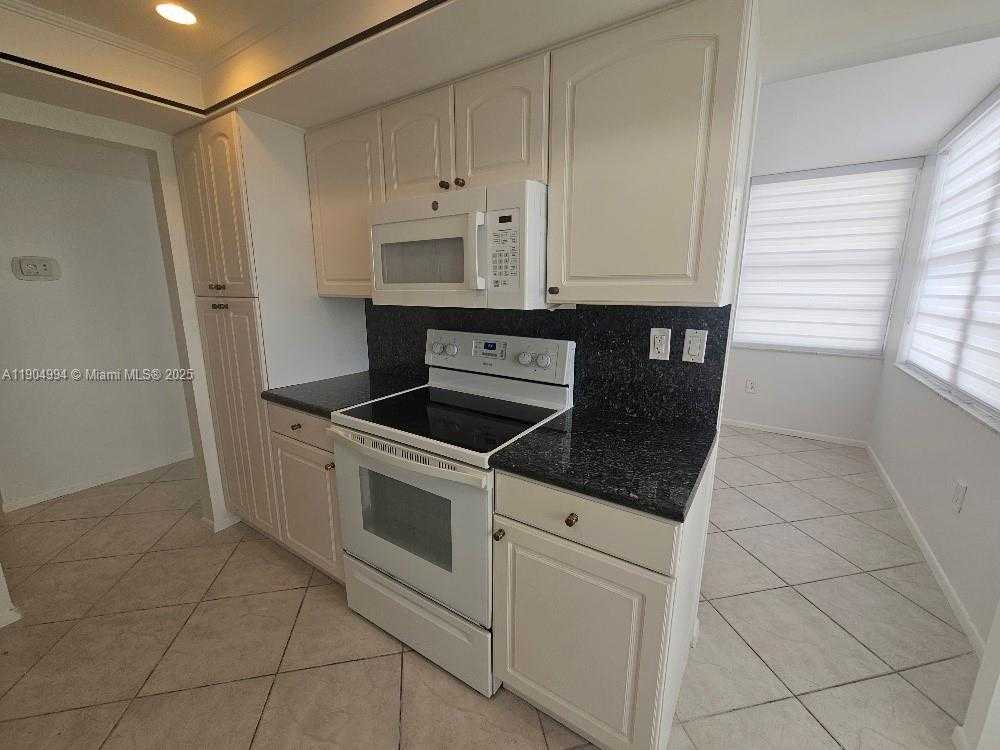 Small Image of 18041 BISCAYNE BLVD #204, Aventura Number 3