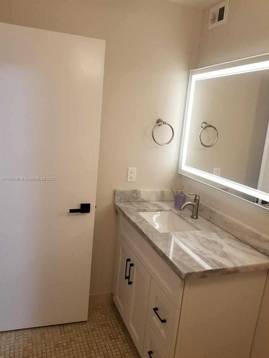 Small Image of 2500 PARKVIEW DR #2517, Hallandale Beach Number 10