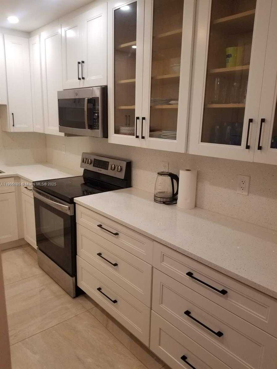 Small Image of 2500 PARKVIEW DR #2517, Hallandale Beach Number 3