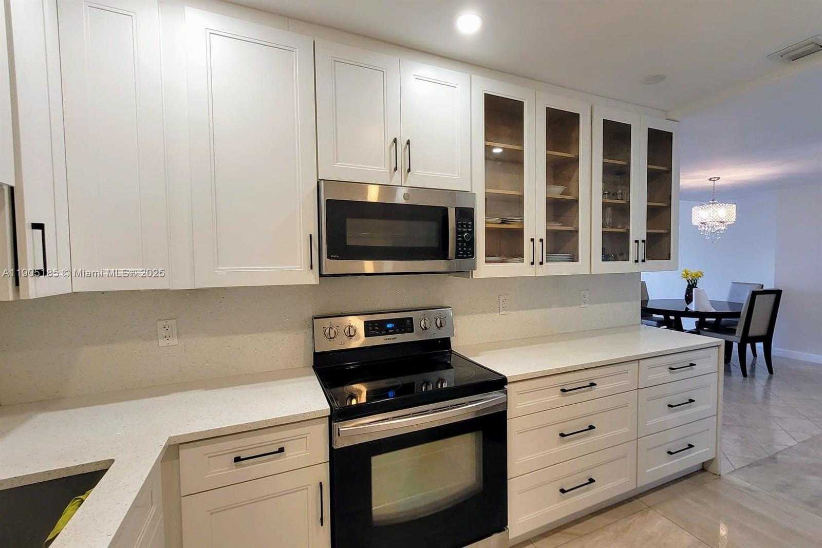 Small Image of 2500 PARKVIEW DR #2517, Hallandale Beach Number 4