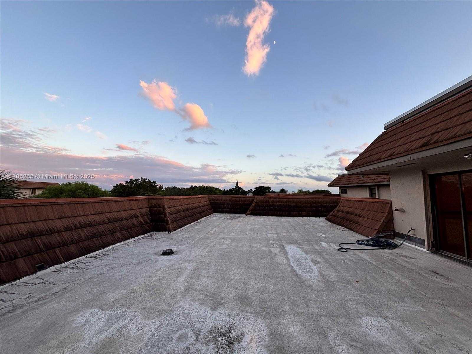 Small Image of 461 IVES DAIRY RD #402-2, Miami Number 2