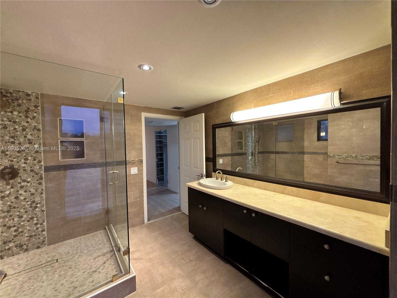 Small Image of 461 IVES DAIRY RD #402-2, Miami Number 23