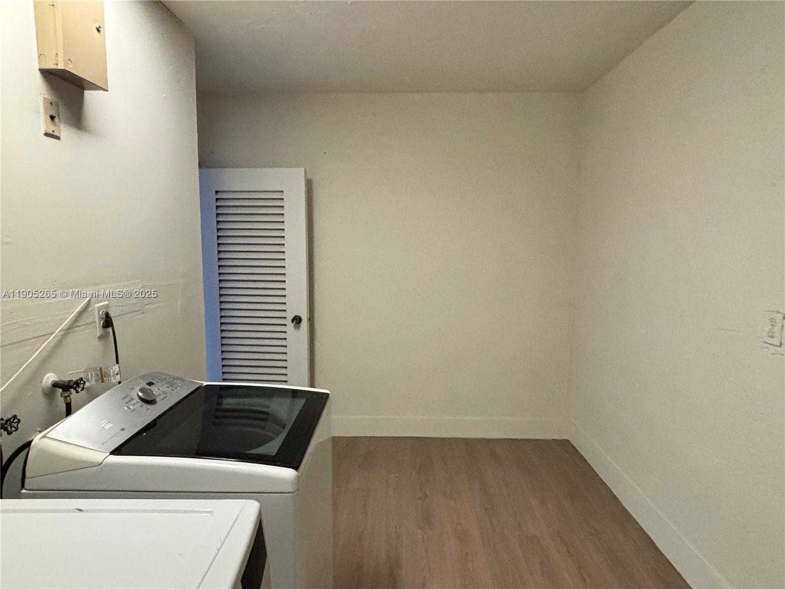 Small Image of 461 IVES DAIRY RD #402-2, Miami Number 30