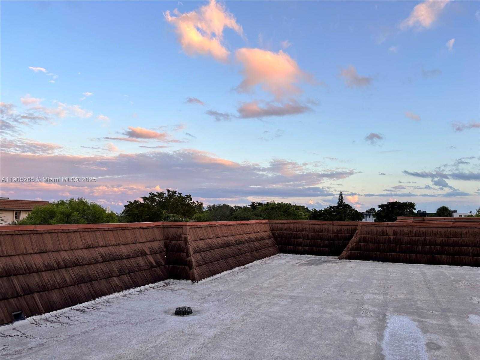 Small Image of 461 IVES DAIRY RD #402-2, Miami Number 4