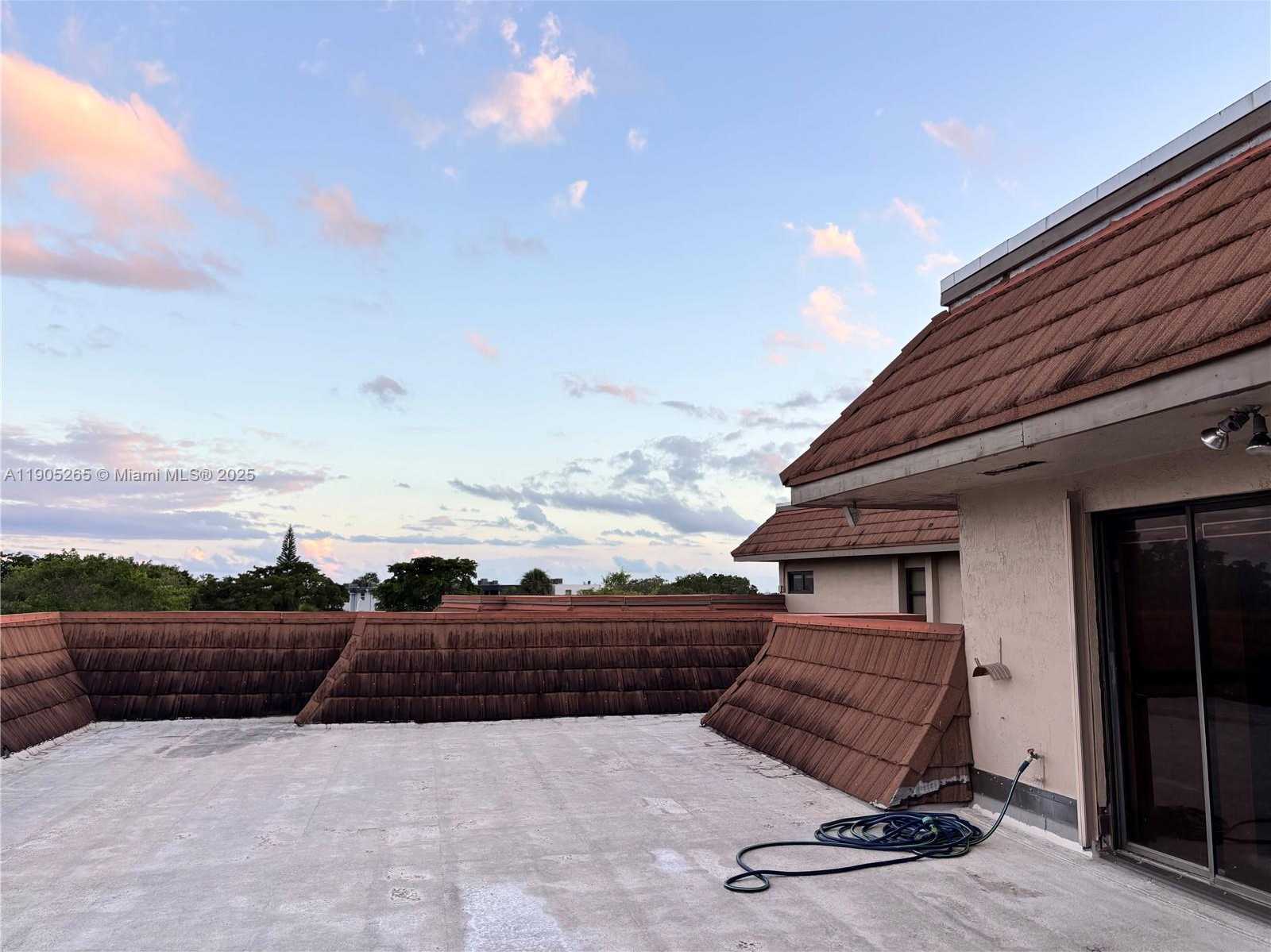 Small Image of 461 IVES DAIRY RD #402-2, Miami Number 5