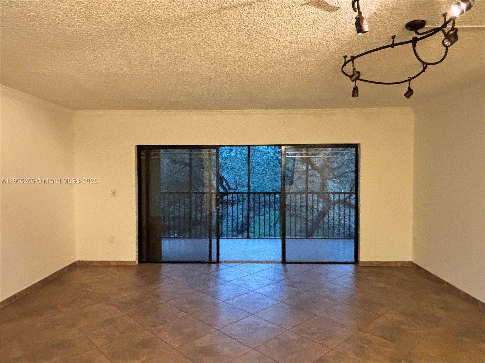 Small Image of 461 IVES DAIRY RD #402-2, Miami Number 9