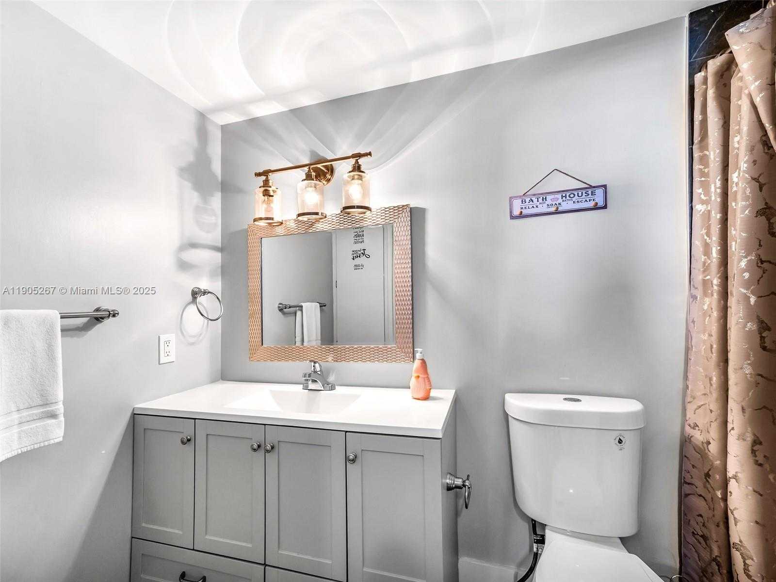 Small Image of 3800 HILLCREST DR #907, Hollywood Number 15