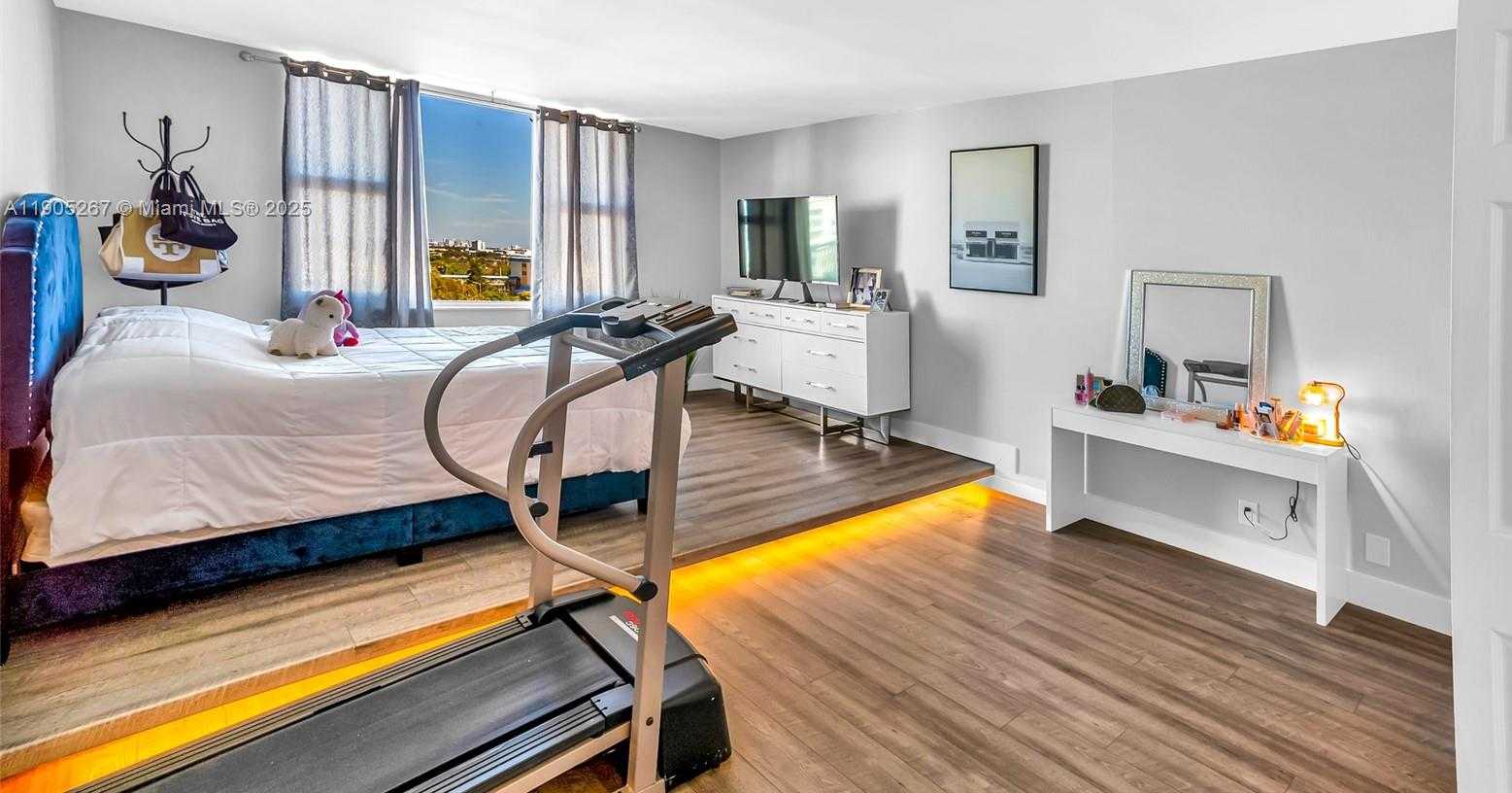 Small Image of 3800 HILLCREST DR #907, Hollywood Number 19