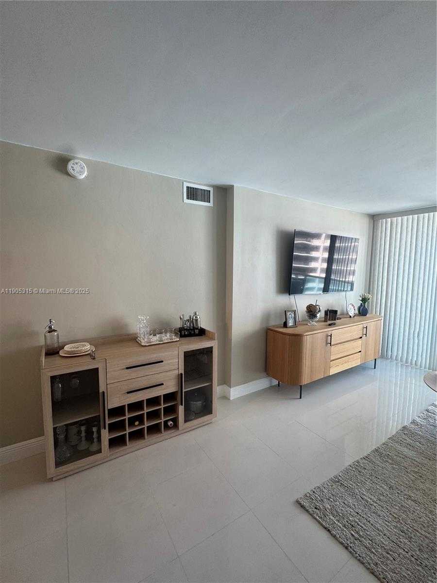 Small Image of 5161 COLLINS AVE #911, Miami Beach Number 9