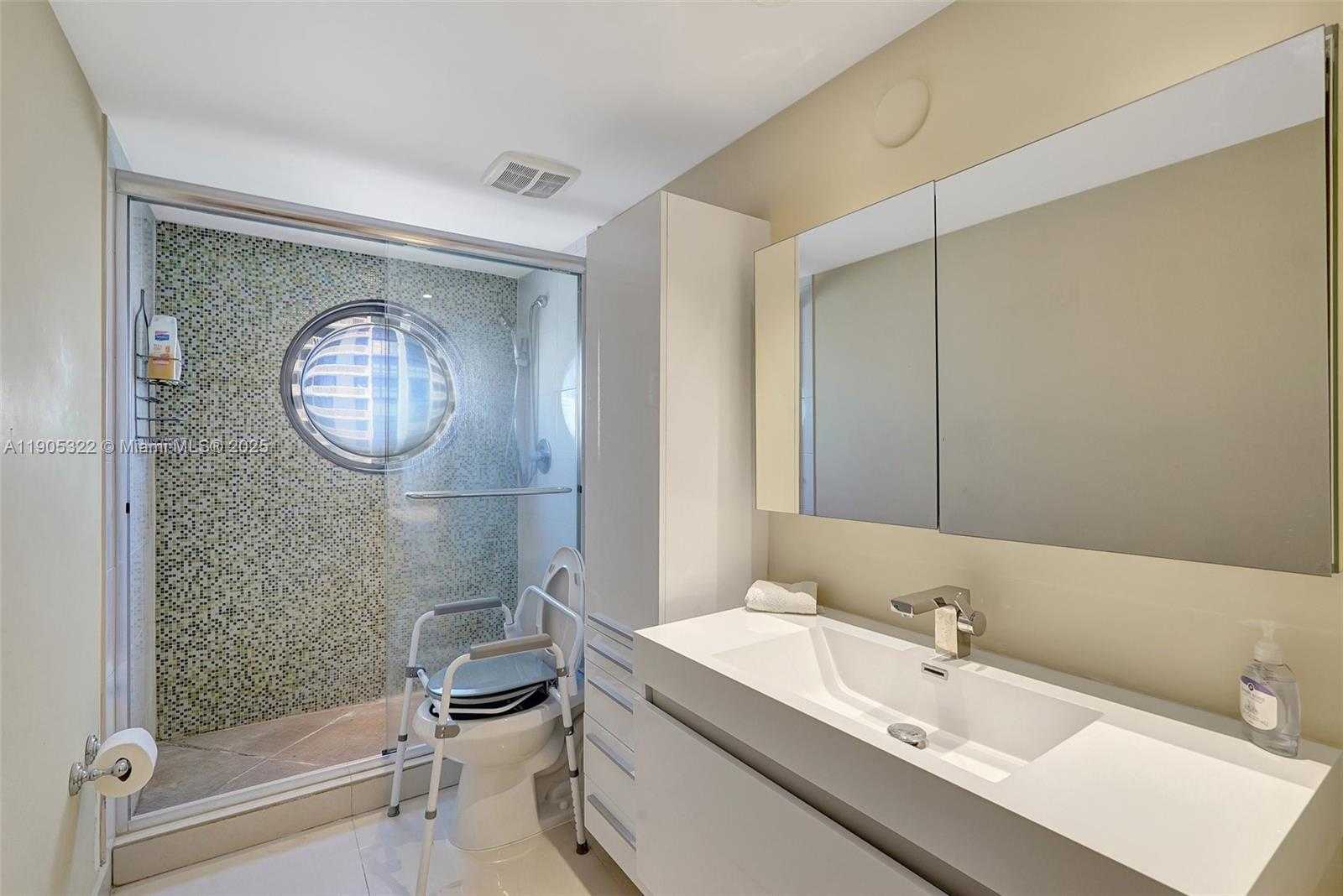 Small Image of 1000 ISLAND BLVD #2004, Aventura Number 31